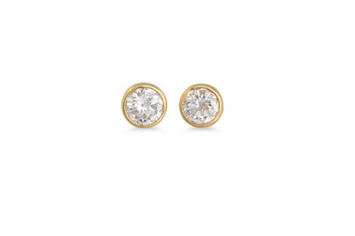 Lot 387 - A PAIR OF DIAMOND STUD EARRINGS, the brilliant...