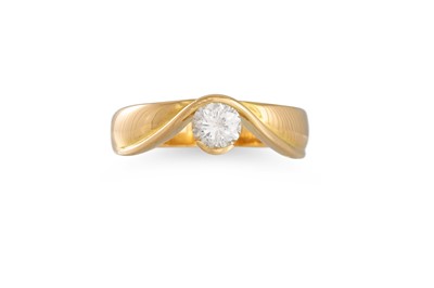 Lot 388 - A DIAMOND SOLITAIRE RING, the round brilliant...