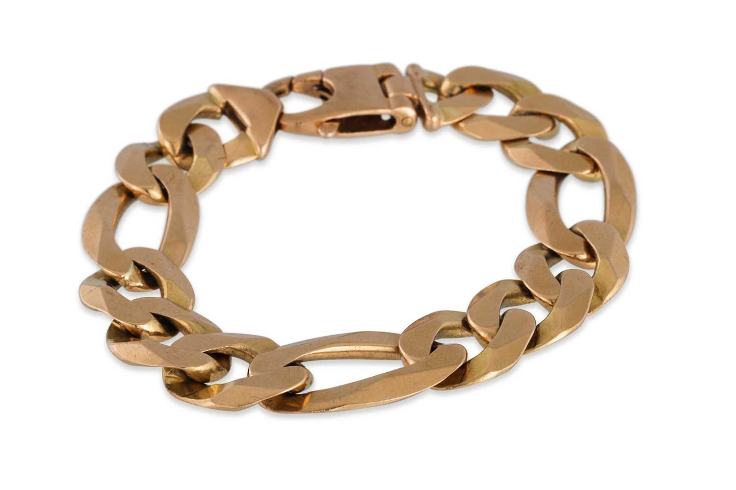 Lot 7 - A 9CT YELLOW GOLD GENT'S FLAT CURB LINK...