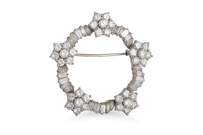 Lot 405 - A DIAMOND BROOCH, set with brilliant cut...