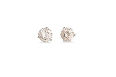 Lot 451 - A PAIR OF DIAMOND STUD EARRINGS, the brilliant...