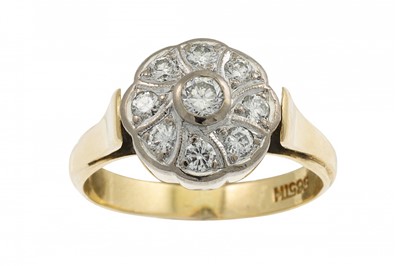 Lot 330 - A DIAMOND CLUSTER RING, the brilliant cut...