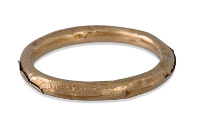 Lot 456 - A 9CT YELLOW GOLD BANGLE, 14.6 g. (damaged)
