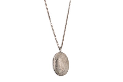 Lot 17 - A VINTAGE STERLING SILVER OVAL PHOTO LOCKET,...