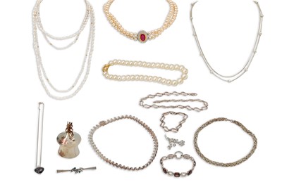 Lot 20 - AN INTERESTING COLLECTION OF SILVER JEWELLERY,...