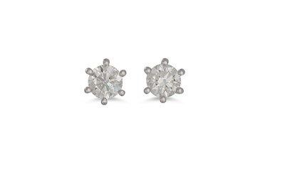 Lot 466 - A PAIR OF DIAMOND STUD EARRINGS, the brilliant...