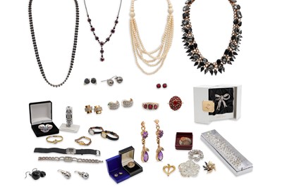 Lot 232 - AN INTERESTING COLLECTION OF COSTUME JEWELLERY,...