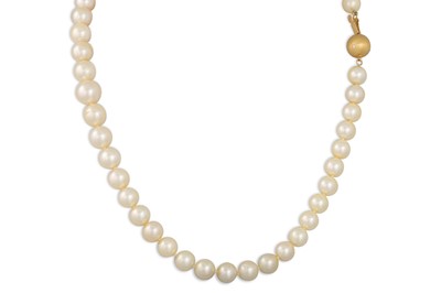 Lot 124 - A SET OF CULTURED PEARLS, to an 18ct gold clasp