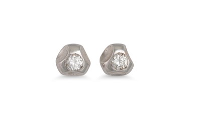 Lot 130 - A PAIR OF DIAMOND STUD EARRINGS, the brilliant...