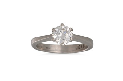Lot 313 - A DIAMOND SOLITAIRE RING, the round brilliant...