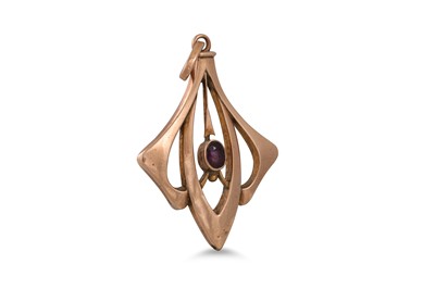 Lot 302 - AN ART NOUVEAU PENDANT, in 9ct gold, set with...