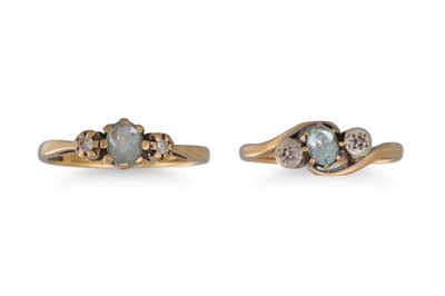 Lot 303 - A DIAMOND AND AQUAMARINE THREE STONE RING, in...