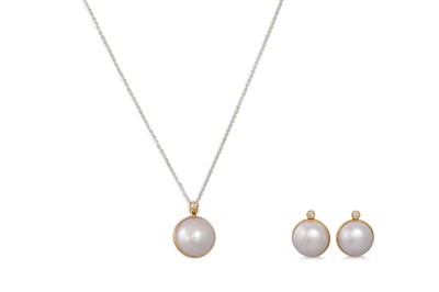 Lot 388 - A SUITE OF JEWELLERY COMPRISING OF: A pair of...