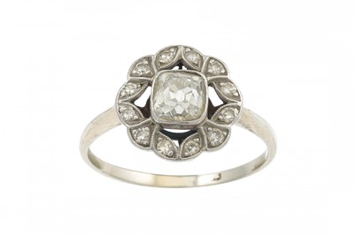 Lot 92 - AN ANTIQUE DIAMOND CLUSTER RING, the old mine...