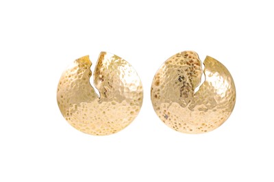 Lot 385 - A PAIR OF 9CT GOLD CIRCULAR DISC EARRINGS,...