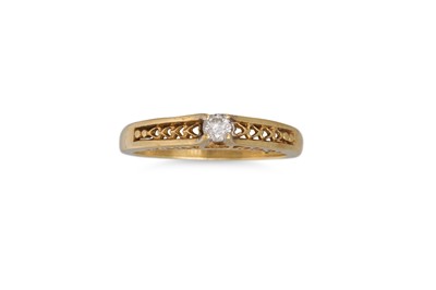 Lot 240 - A VINTAGE DIAMOND SOLITAIRE RING, the old cut...