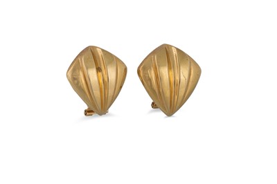 Lot 13 - A PAIR OF 14CT YELLOW GOLD EARRINGS, fan...