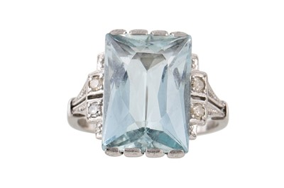 Lot 273 - AN AQUAMARINE SINGLE STONE RING, with diamond...