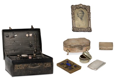 Lot 537 - A LADIES VINTAGE TRAVELLING VANITY CASE, with...