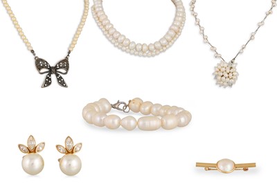 Lot 565 - A CULTURED PEARL NECKLACE AND BROOCH, mounted...
