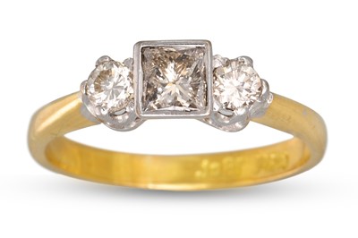 Lot 418 - A THREE STONE DIAMOND RING, the princess cut...