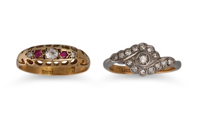 Lot 257 - A VINTAGE DIAMOND CLUSTER RING, mounted in...