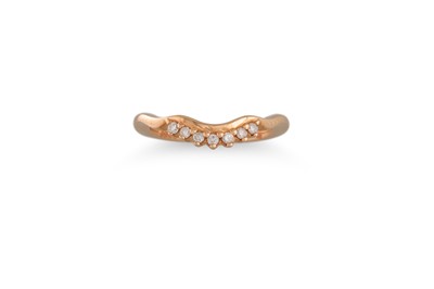 Lot 192 - A SEVEN STONE DIAMOND RING, the shaped setting...