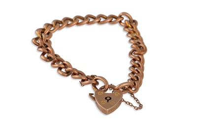 Lot 86 - AN ANTIQUE GOLD CURB LINK BRACELET, with padlock