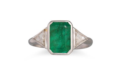 Lot 273 - AN EMERALD AND DIAMOND RING, the rectangular...
