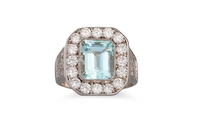 Lot 321 - AN AQUAMARINE AND DIAMOND CLUSTER RING,...