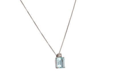 Lot 323 - AN AQUAMARINE & DIAMOND PENDANT, the...