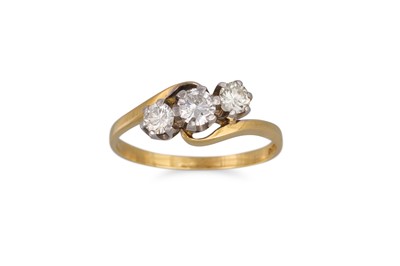 Lot 35 - A VINTAGE DIAMOND THREE STONE RING, of twist...