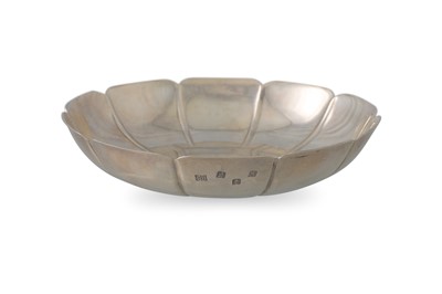 Lot 532 - A MODERN ROYAL IRISH SILVER STRAWBERRY DISH,...