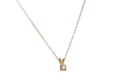 Lot 42 - A DIAMOND SOLITAIRE PENDANT, the round...