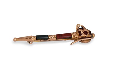 Lot 72 - AN ANTIQUE 9CT GOLD SCOTTISH HARDSTONE BROOCH,...