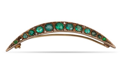 Lot 432 - AN ANTIQUE GREEN GEM SET BROOCH, mounted in gold