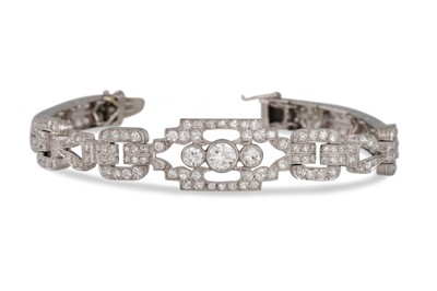 Lot 442 - AN ART DECO DIAMOND BRACELET, the central...