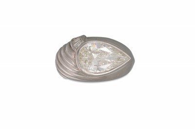 Lot 444 - A PEAR SHAPED DIAMOND RING, the centre stone...