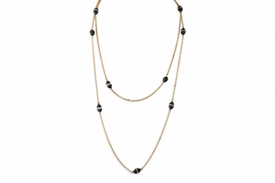 Lot 445 - AN ANTIQUE 18CT GOLD MUFF CHAIN, c 1900 with...