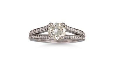 Lot 406 - A DIAMOND SOLITAIRE RING, the round brilliant...