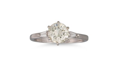 Lot 407 - A DIAMOND SOLITAIRE RING, the round brilliant...