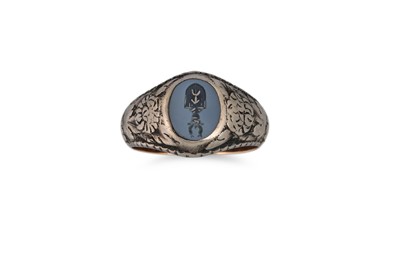 Lot 77 - AN ANTIQUE GOLD SEAL RING, size M
