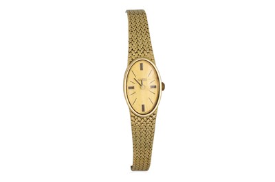 Lot 5 - A 14CT GOLD OVAL FACED “TOURIST” LADY'S...