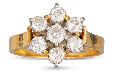 Lot 134 - A VINTAGE DIAMOND CLUSTER RING, the old cut...
