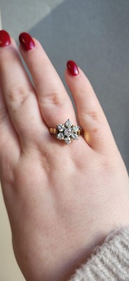 Lot 134 - A VINTAGE DIAMOND CLUSTER RING, the old cut...