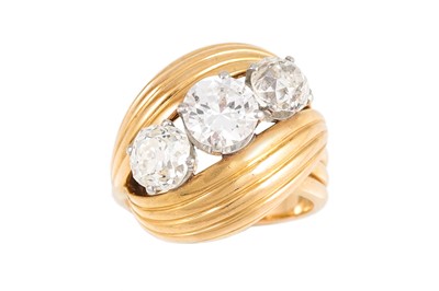 Lot 372 - A THREE STONE DIAMOND RING, of retro design,...