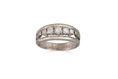 Lot 267 - A FIVE STONE DIAMOND RING, the old cut...