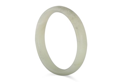 Lot 107 - A WHITE JADE BRACELET