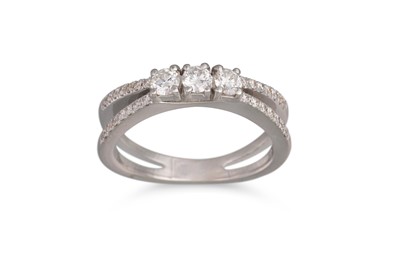 Lot 136 - A THREE STONE DIAMOND RING, the three...