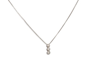 Lot 156 - A THREE STONE DIAMOND NECKLACE, set in 18ct...